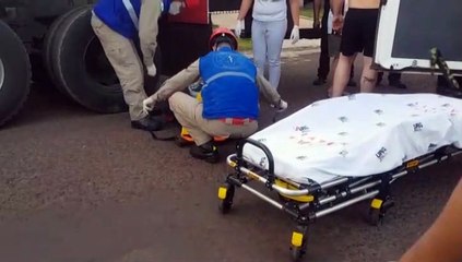 Motociclista sofre queda e é socorrido pelo Siate na Rua Medianeira, no Cataratas