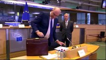 مفوض التجارة بالاتحاد الأوروبي فيل هوغان يترك منصبه إثر 