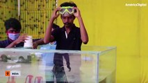 Un hombre en India rompe un récord Guiness resolviendo 6 cubos rubik bajo el agua