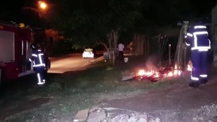 Cerca de madeira é incendiada e Bombeiros são mobilizados ao Claudete