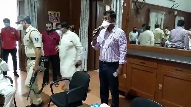 इंदौर: सोयाबीन की खराब फसल के मुआवजे के लिए कांग्रेसियों ने कलेक्टर को सौपा ज्ञापन