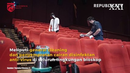 Seorang pria membersihkan bioskop sebelum pemutaran film di bioskop CGR di Cagnes-sur-Mer, Prancis.