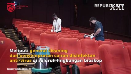 Pekerja menggunakan alat pelindung wajah saat menutup pintu seusai simulasi pembukaan dan peninjauan tempat hiburan bioskop.