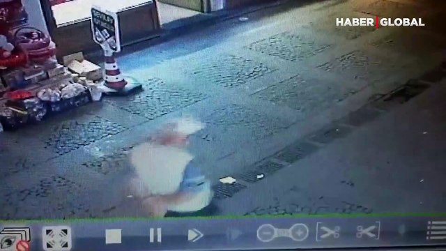 Koronavirüsle 'yapma' dedirten savaş! Yere atılan maskeyi alıp yüzüne taktı