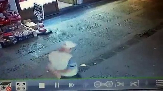 Yerde bulduğu maskeyi yüzüne taktı!