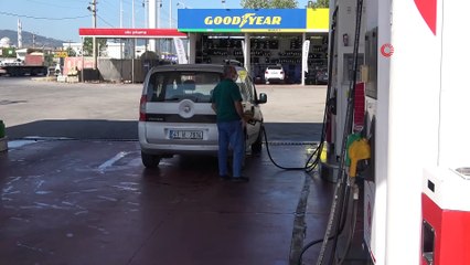 Feci kaza kamerada...Akaryakıt istasyonuna dalan otomobil görevliyi  ezdi