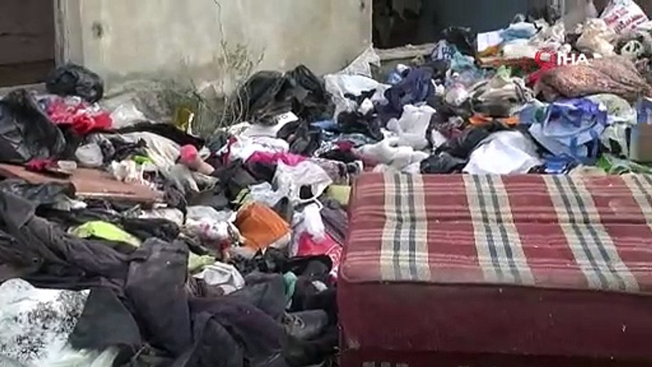 Tarsus'ta bir evden 8 kamyon çöp çıkarıldı