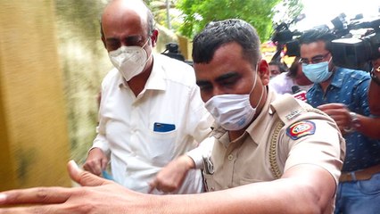 Rhea Chakraborty's father Indrajit Chakraborty  trapped by Media Personals