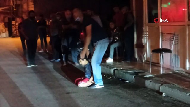 Polislerden annesinin ayakkabısını isteyen çocuk: “Siz siz olun kadınları koruyun, anne olan kadınları koruyun”