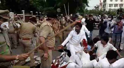 NEET और JEE की परीक्षाओं को स्थगित करने के लिए सपाइयों ने राजभवन घेरा, पुलिस ने लाठीचार्ज कर खदेड़ा