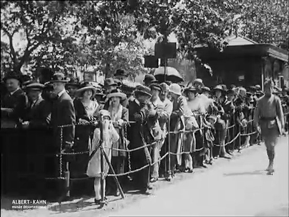 Assaut des tramways par les Parisiens quittant Paris pour la Pentecôte, porte Maillot, Paris