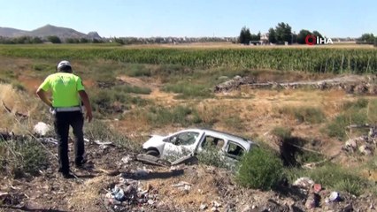 Kontrolden çıkan otomobil telefon direğini devirip şarampole düştü