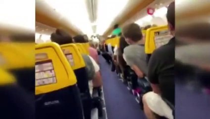 Covid-19 hastası yolcunun uçakta yakalandığı anlar...