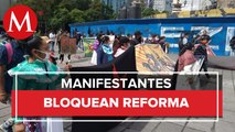 Manifestantes protestan en el Ángel de la Independencia, en Reforma