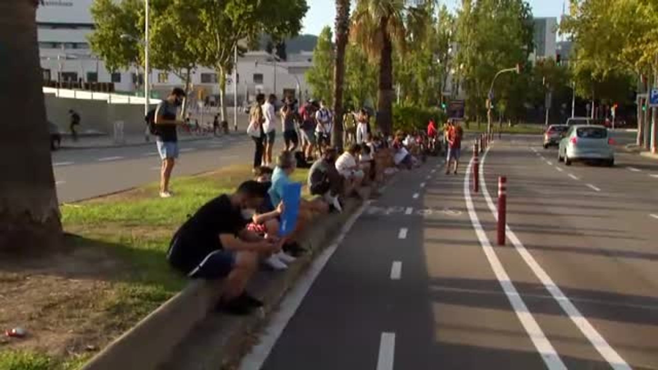 Aficionados del Barça vuelven a concentrarse por la posible salida de Messi