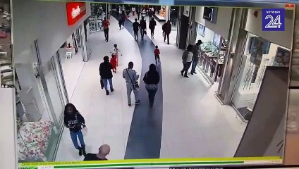 Il stoppe un voleur dans un centre commercial en mode Chuck Norris