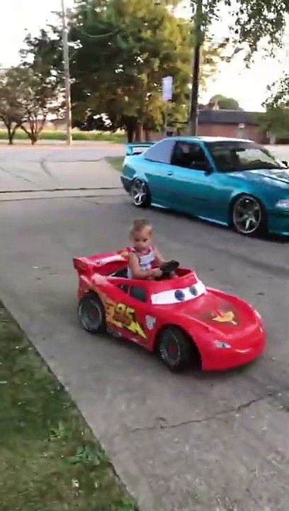 Ce papa a booster le moteur de la voiturette de son fils... Drift