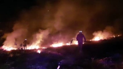 Incêndio de grandes proporções atinge área de vegetação nas proximidades da UPA Veneza