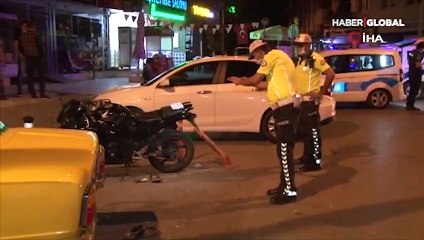 Virajı alamayan kasksız motorcu otomobile çarptı! "Kafası ikiye yarılmıştı"