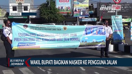 Tingkatkan Disiplin Bermasker, Wakil Bupati Jember Ikut Bagikan Masker ke Pengguna Jalan