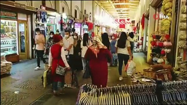Şaşkınlık uyandıran olay! Yerde bulduğu maskeyi alıp yüzüne taktı