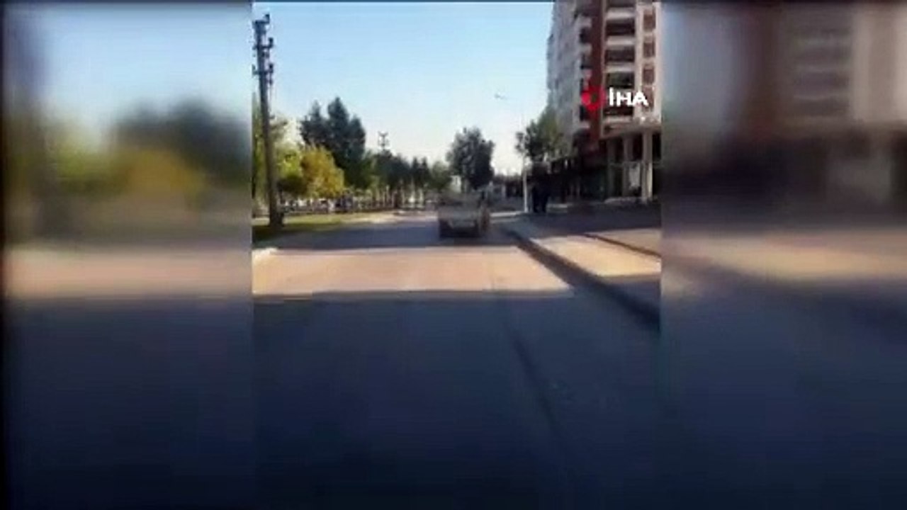 Atı kamyonetin arkasına bağlayıp koşturdu