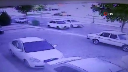 Güvenlik görevlisinin göğüs göğüse geldiği soyguncuları kovaladığı anlar kamerada