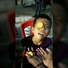 Lomba makan biskuit dari dahi tanpa menggunakan tangan