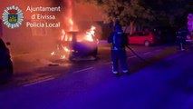 Arde un vehículo estacionado en una calle de Ibiza