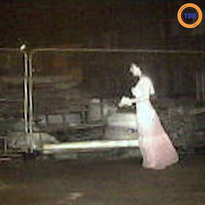 Un homme aperçoit le fantôme d’une mariée sur une caméra de surveillance