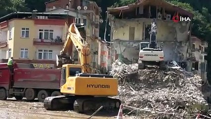 Selden zarar gören Dereli’de 4 günde 2’si kamu binası 15 binanın yıkım gerçekleştirildi