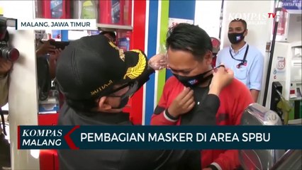 Скачать видео: Pembagian Masker Untuk Warga Yang Lakukan Transaksi Non Tunai di SPBU