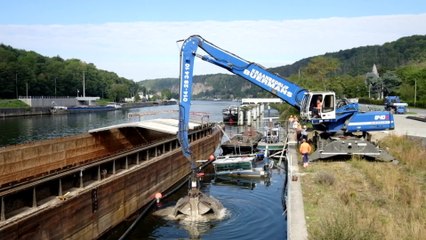 Le renflouage de la péniche coulée à Marche les dames a commencé