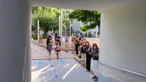 Vuelta al cole: los niños, aplaudidos en el primer colegio que abre en España con medidas anticovid