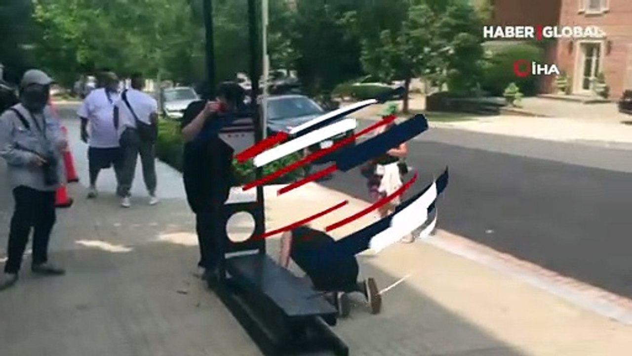 Amazon'un sahibi Jeff Bezos'un evinin önüne giyotin kurdular!