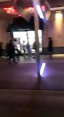 Un policier reçoit un couvercle de poubelle dans la tête