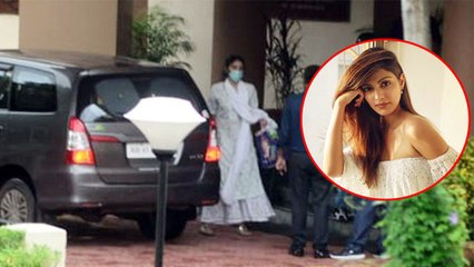 Sushant Case: Media पर भड़कीं Rhea Chakraborty, गाड़ी के अंदर से उठाया हाथ | FilmiBeat