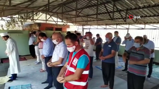 Yanan camide Cuma namazı kılındı