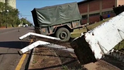 Equipamentos do Exército descem barranco e derrubam cercado na Rua da Lapa