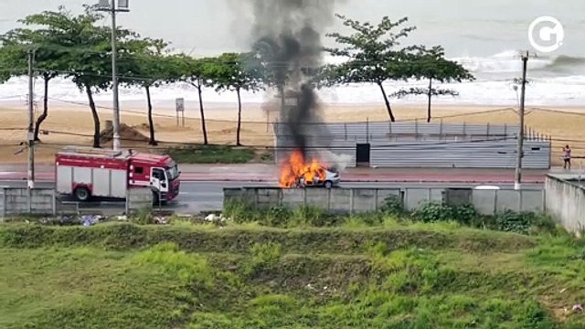 Carro incendiado na orla de Vila Velha