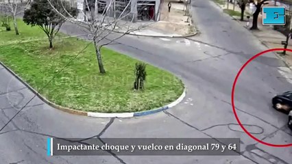Impactante choque y vuelco en diagonal 79 y 64