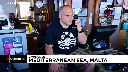 Video herunterladen: Akdeniz'de 200 göçmeni taşıyan Sea Watch 4 gemisi günlerdir güvenli bir liman arıyor