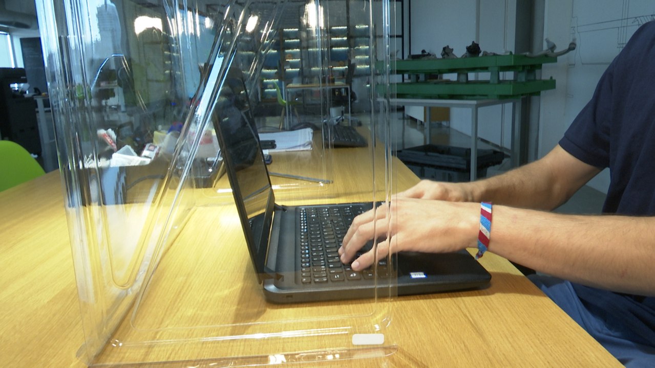 Una empresa valenciana diseña mamparas flexibles para centros educativos