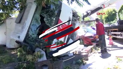 Freni boşalan beton mikseri 2 otomobile çarptı: 1 yaralı
