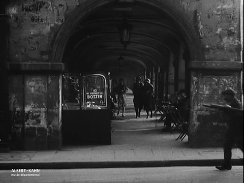Les galeries de la place des Vosges, quelques rues des alentours de Séverin, le quai des Grands-Augustins, Paris