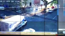 Câmera flagra colisão entre caminhão e bicicleta na Rua Paraná