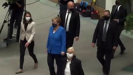 Merkel prevê luta 'ainda mais difícil' contra coronavírus