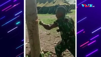 Sakti! Anggota TNI Ini Pukuli Pohon Sampai Hancur