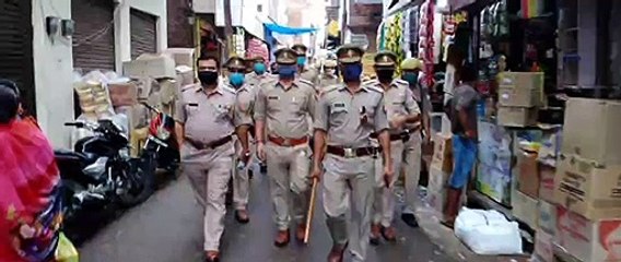 Tải video: एसएसपी के आदेश पर पुलिस ने निकाला फ्लैग मार्च