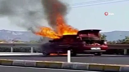 Karayolunda otomobil alev alev yandı